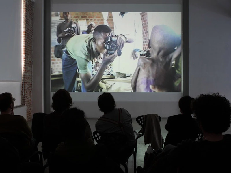 The thinking eye #01 • Enjoy Poverty di Renzo Martens